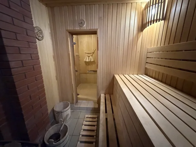 Парная с деревянными полками и дверью