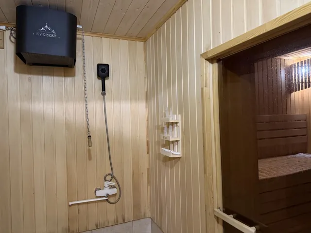 Внутреннее помещение бани и вход в парную
